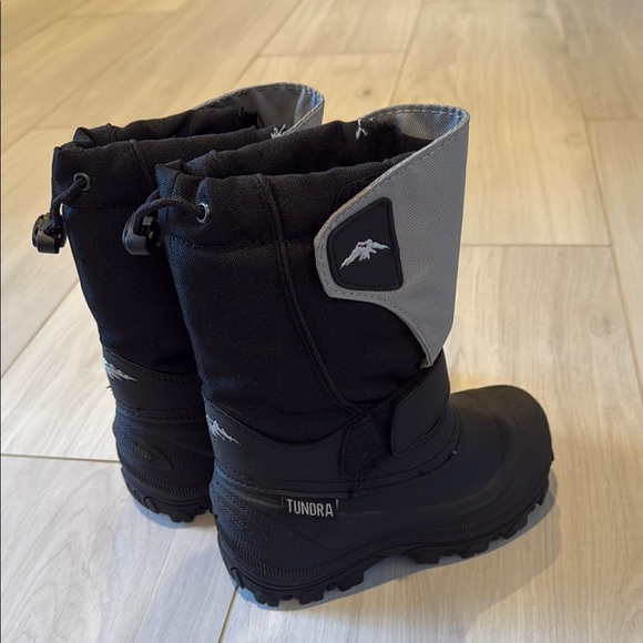 Kids Quebec boots by Tundra, size 13 - Picture 4 of 6